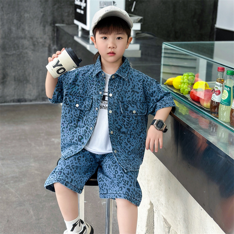 7425 ropa para niños traje de mezclilla de manga corta para niños verano 2025 nuevo traje de dos piezas de camisa con estampado de leopardo de celebridades de Internet de verano
