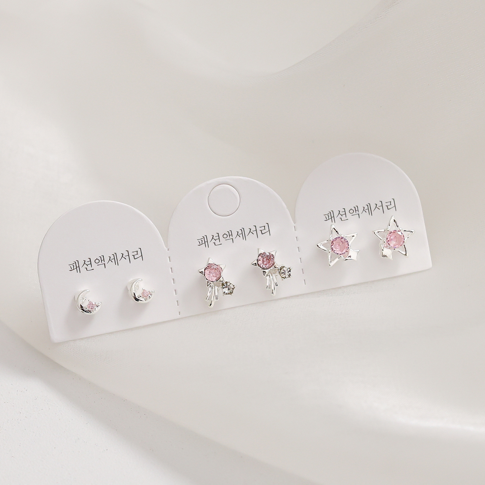 Juego de pendientes de aguja plateados, sencillos y compactos para mujer, pendientes geométricos en forma de corazón, bonitos, dulces y versátiles, venta al por mayor para puestos de mercado