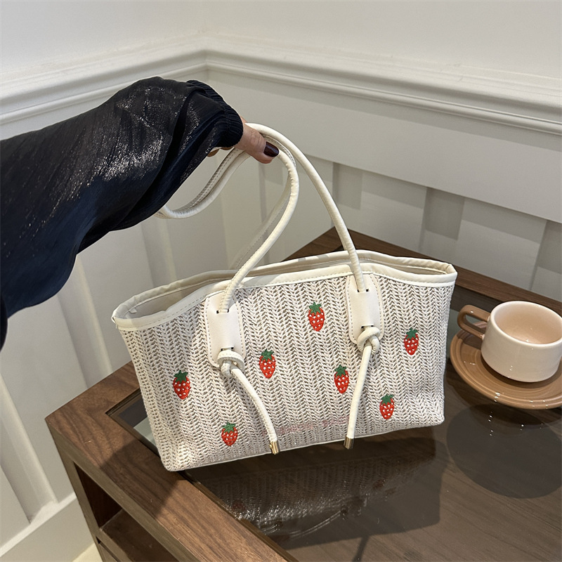 Bolsa de tejer de verano para mujeres 2024 nuevo estilo idílico vacaciones viento fresas bordado bolso de mano bolso de viaje