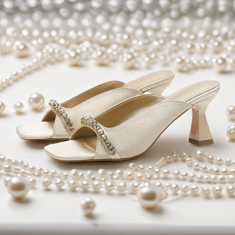 Весна 2025 года. Новые женские босоножки на высоком каблуке с квадратным носком и формой бокала для вина, с верхом из микрофибры и резиновой подошвой, подчеркивающие сияние кожи и добавляющие элегантности для носки на улице.