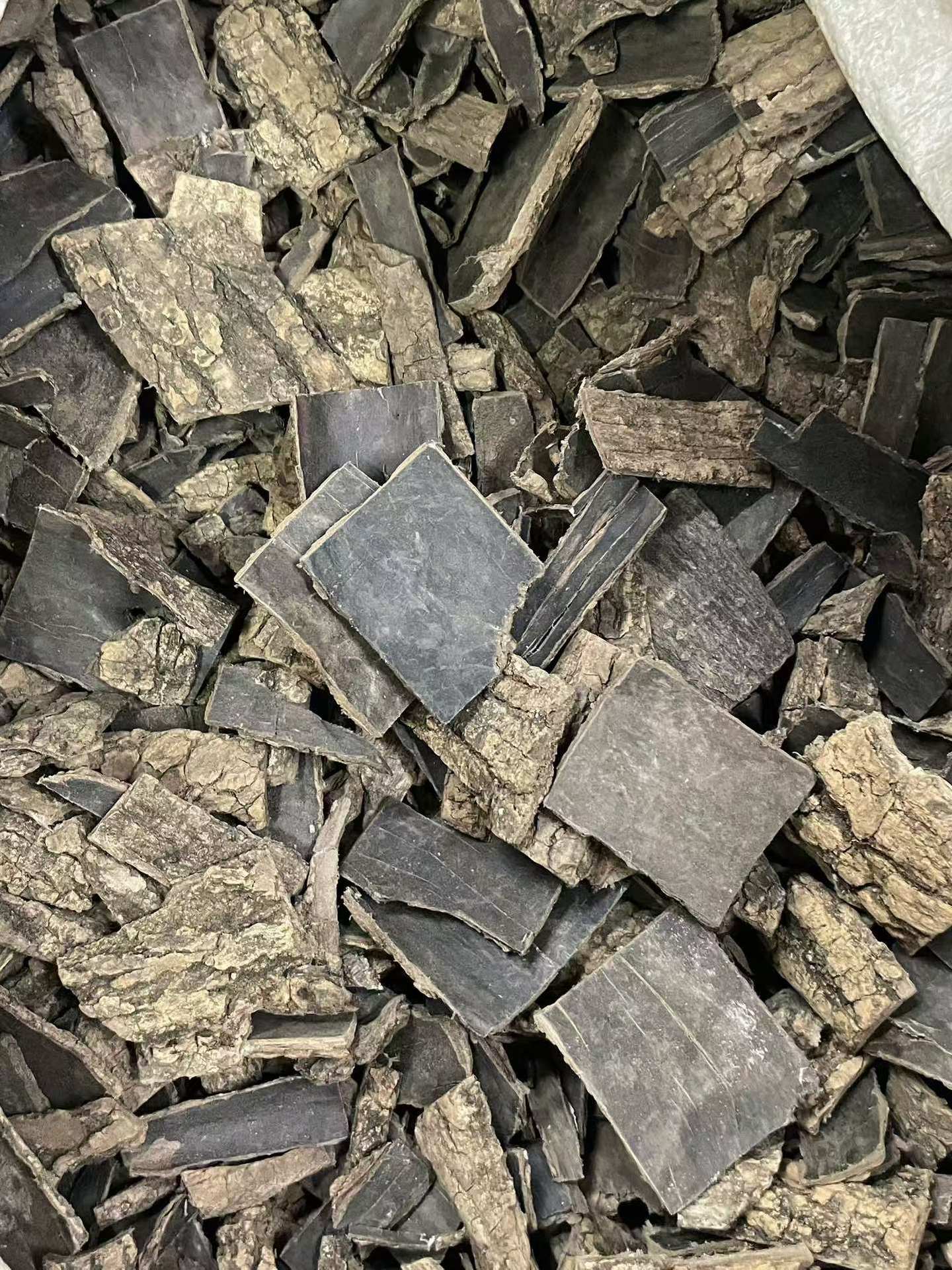 Dried Eucommia Bark Slices Du Zhong 500g Selected Grade for Traditional Herbal Decoction and Soup preparation