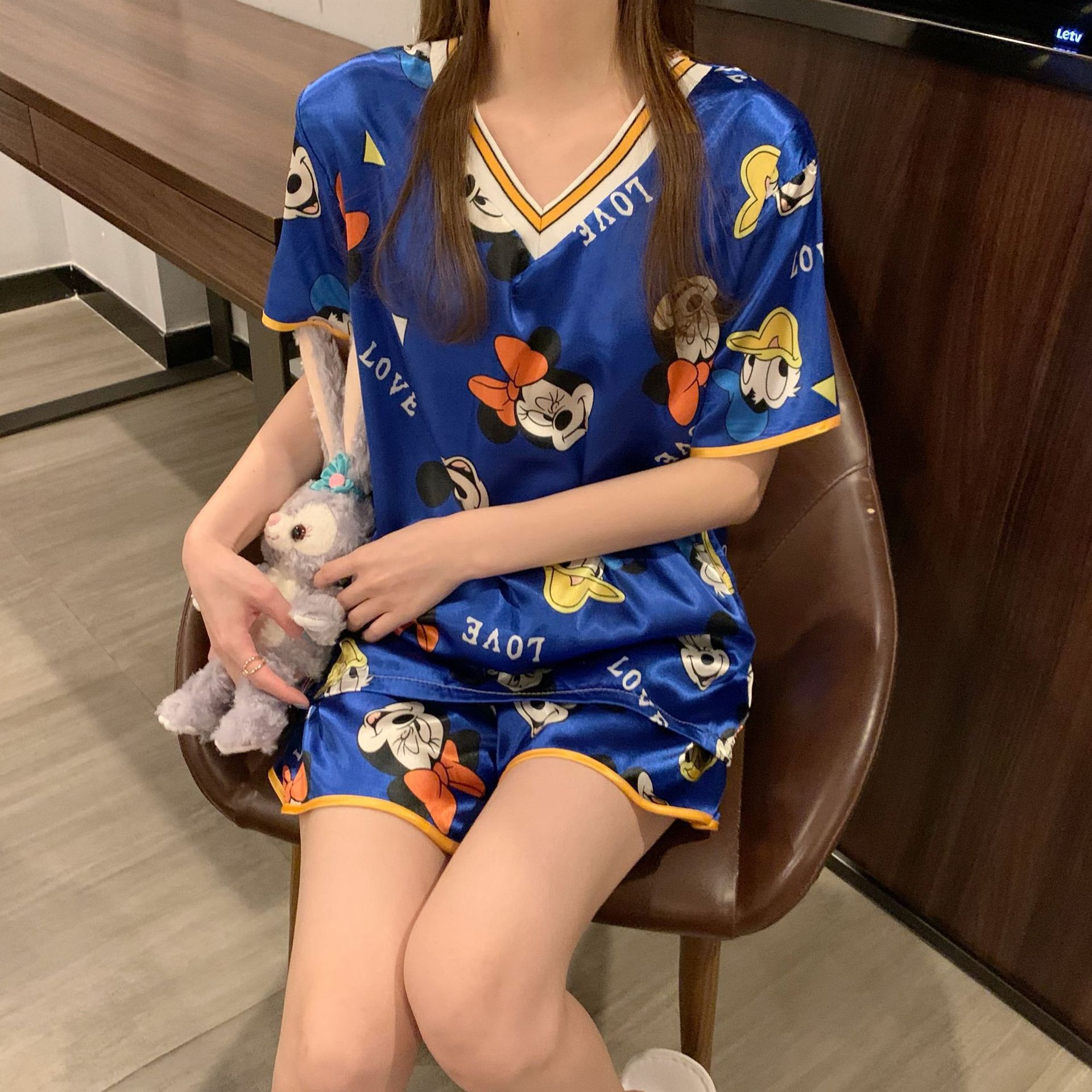 Pijamas de verano de las mujeres pantalones cortos de manga corta traje de seda de hielo delgado de las mujeres sexy con cuello en V pijamas de seda artificial desgaste del hogar de verano