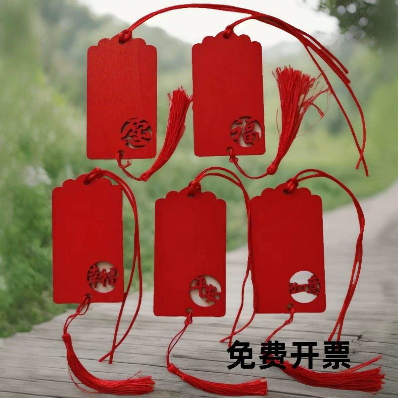 Красные желающие карты желаний молятся за дерево деревянная бирка