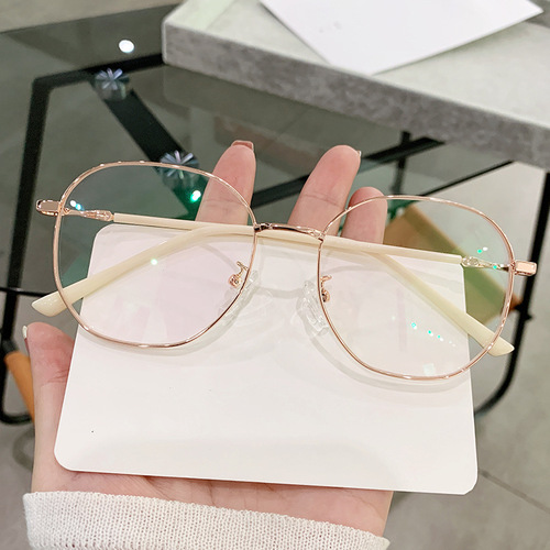 Ultra-lightweight metal vintage eyeglass frames for men and women—stylish, polygonal design with large frames, available in prescription options and featuring blue-light protection for nearsightedness.