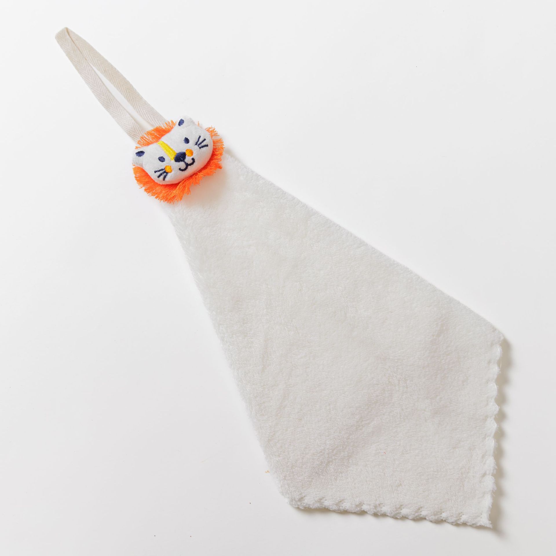 주황색 사자(흰색 사각형 스카프)(실사,고화질)