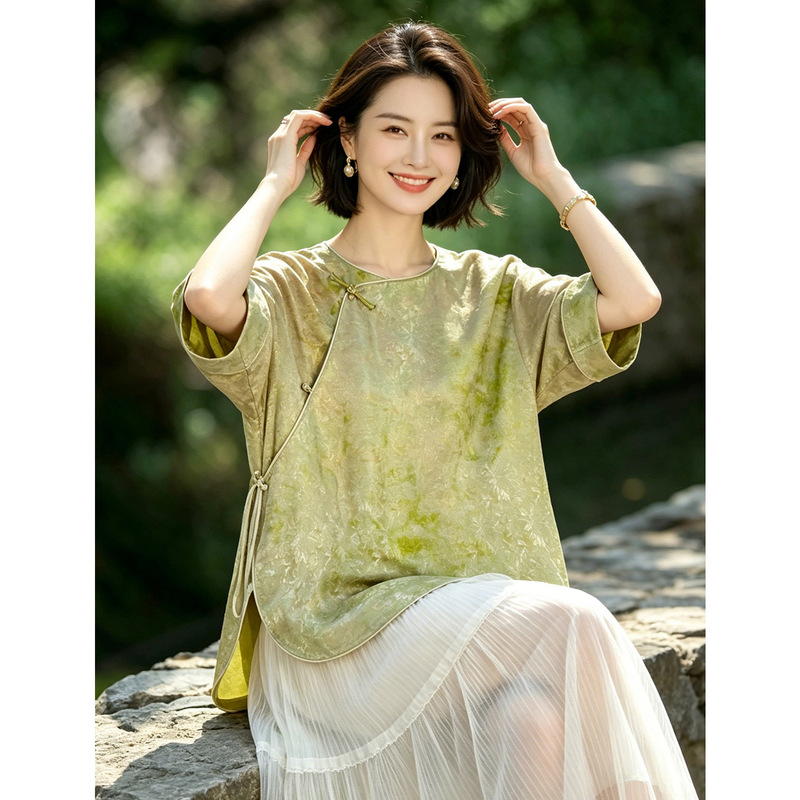 New Chinese-Style Jacquard Silk Blouse with Ink Wash Pattern, Round Neck, Diagonal Placket, Button Closure, Loose Fit, Slimming Effect, Three-Quarter Sleeves New Chinese-Style Jacquard Silk Blouse with Ink Wash Pattern, Round Neck, Diagonal Placket, Button Closure, Loose Fit, Slimming Effect, Three-Quarter Sleeves