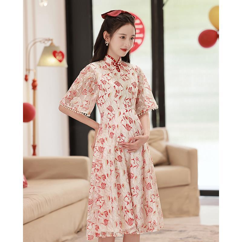 Vestido de maternidad para celebraciones, nuevo estilo de verano 2026, vestido cheongsam mejorado para tallas pequeñas, vestido de noche floral rojo para fiesta de graduación.