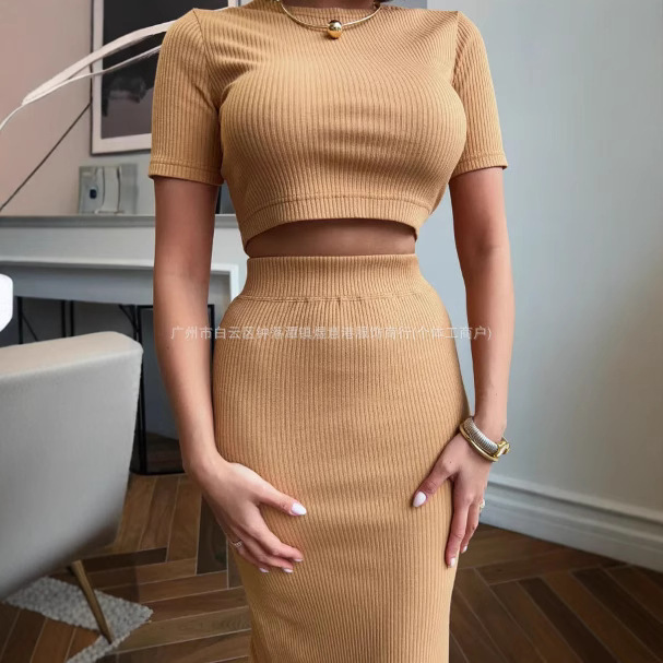 Skirt with a round collar