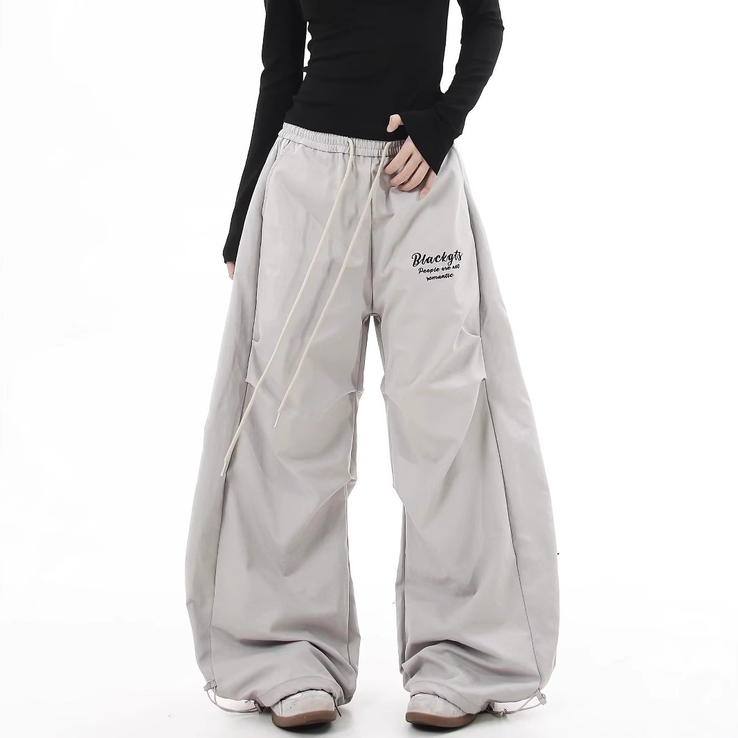Monos plisados de la calle americana para hombres 2025 primavera nueva tendencia de moda suelta pantalones anchos de cintura alta de todo fósforo