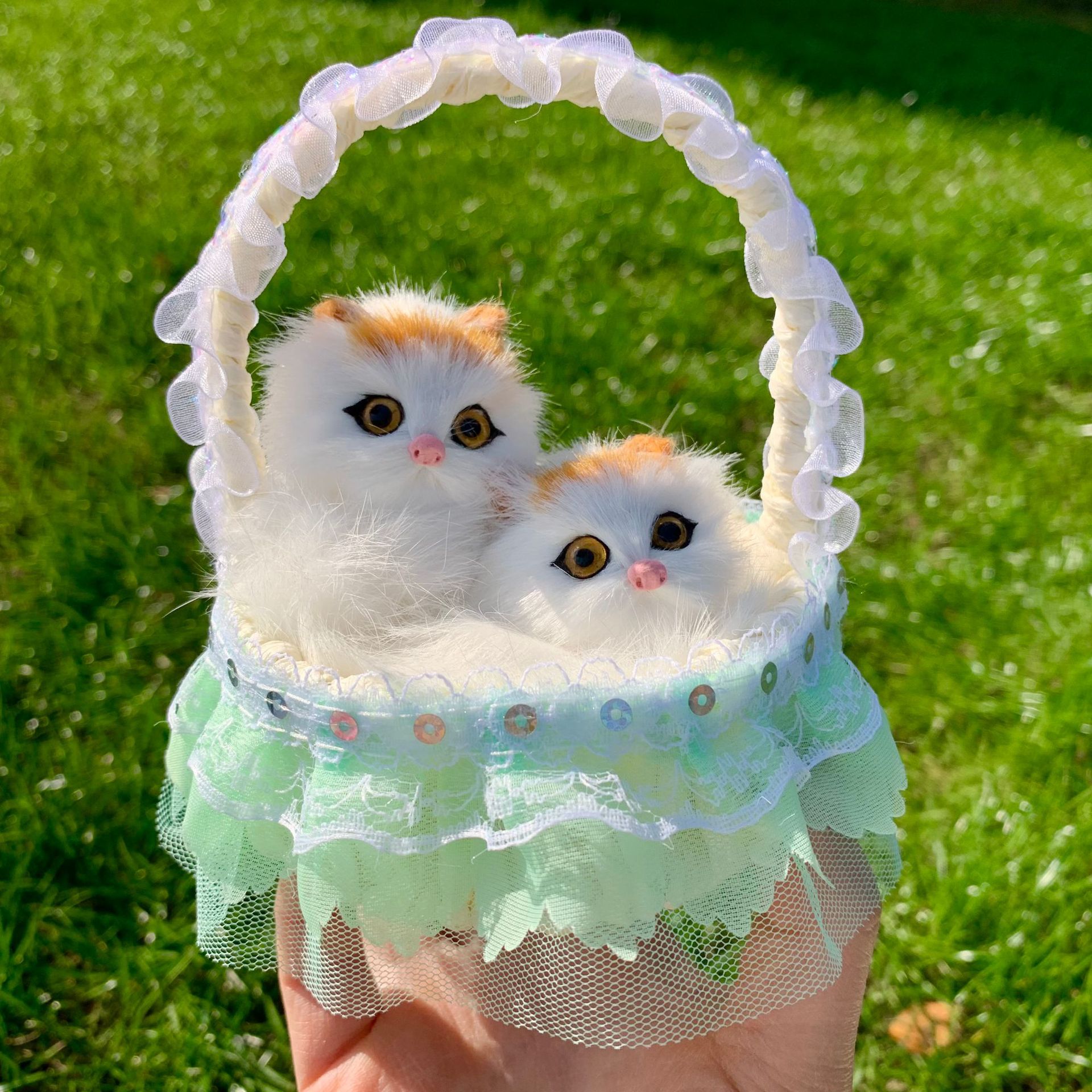 Vert à cinq doigts panier de fleurs mère et enfant chat