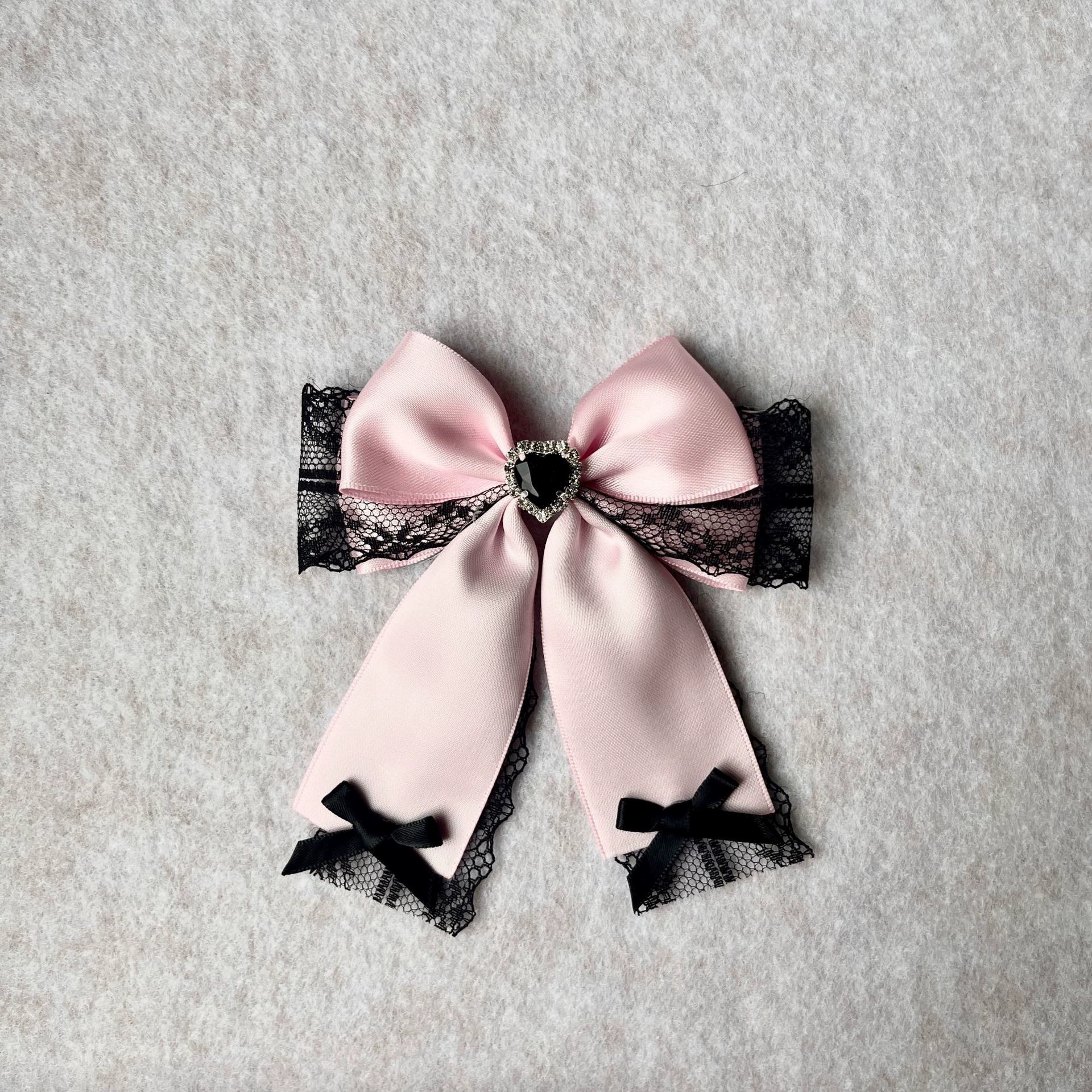 Hairgrip with bow, fashionable bangs