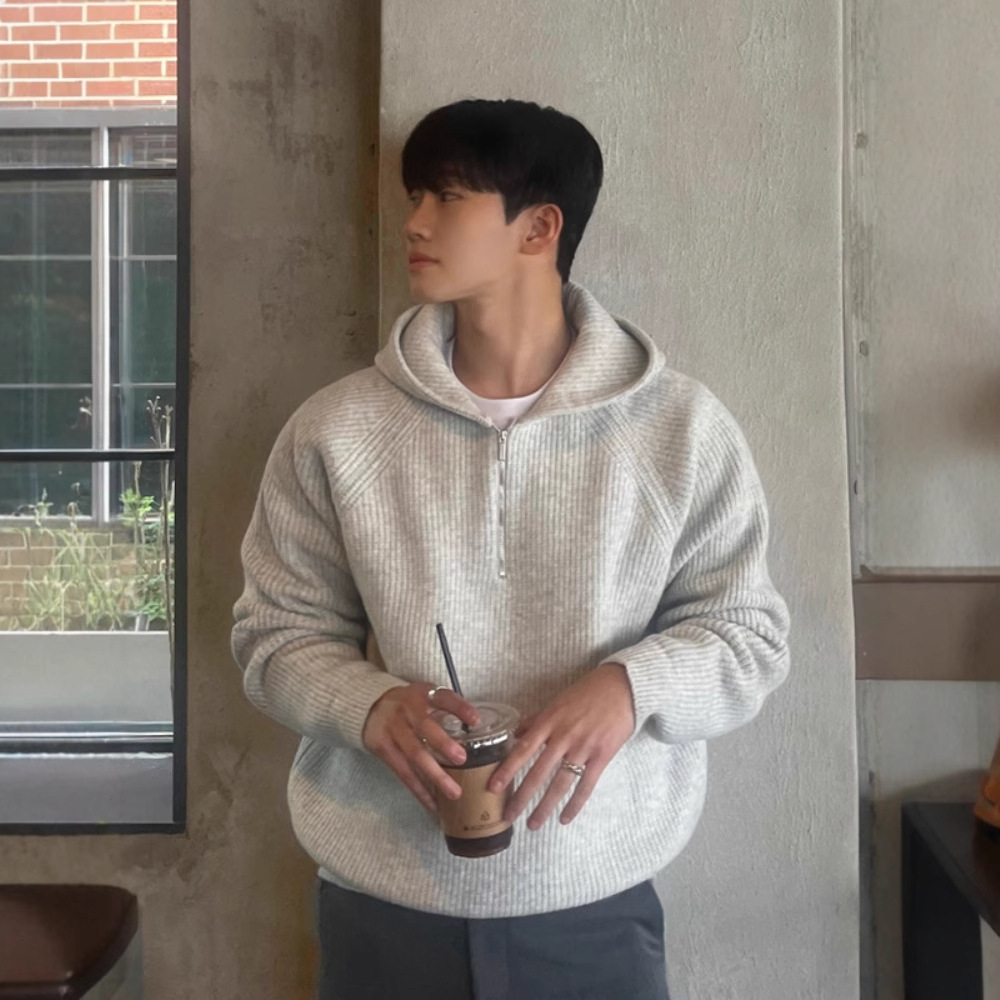 Sweater with zipper with hood