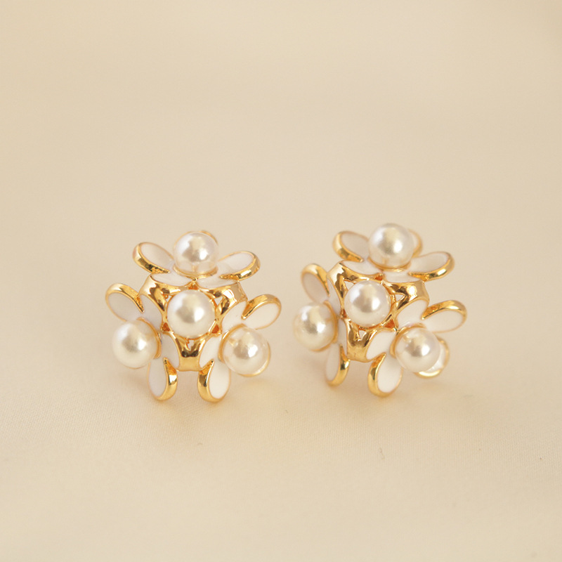 1 Pair Elegant Vintage Style Flower Imitation Pearl Artificial Pearls Ear Studs display picture 2