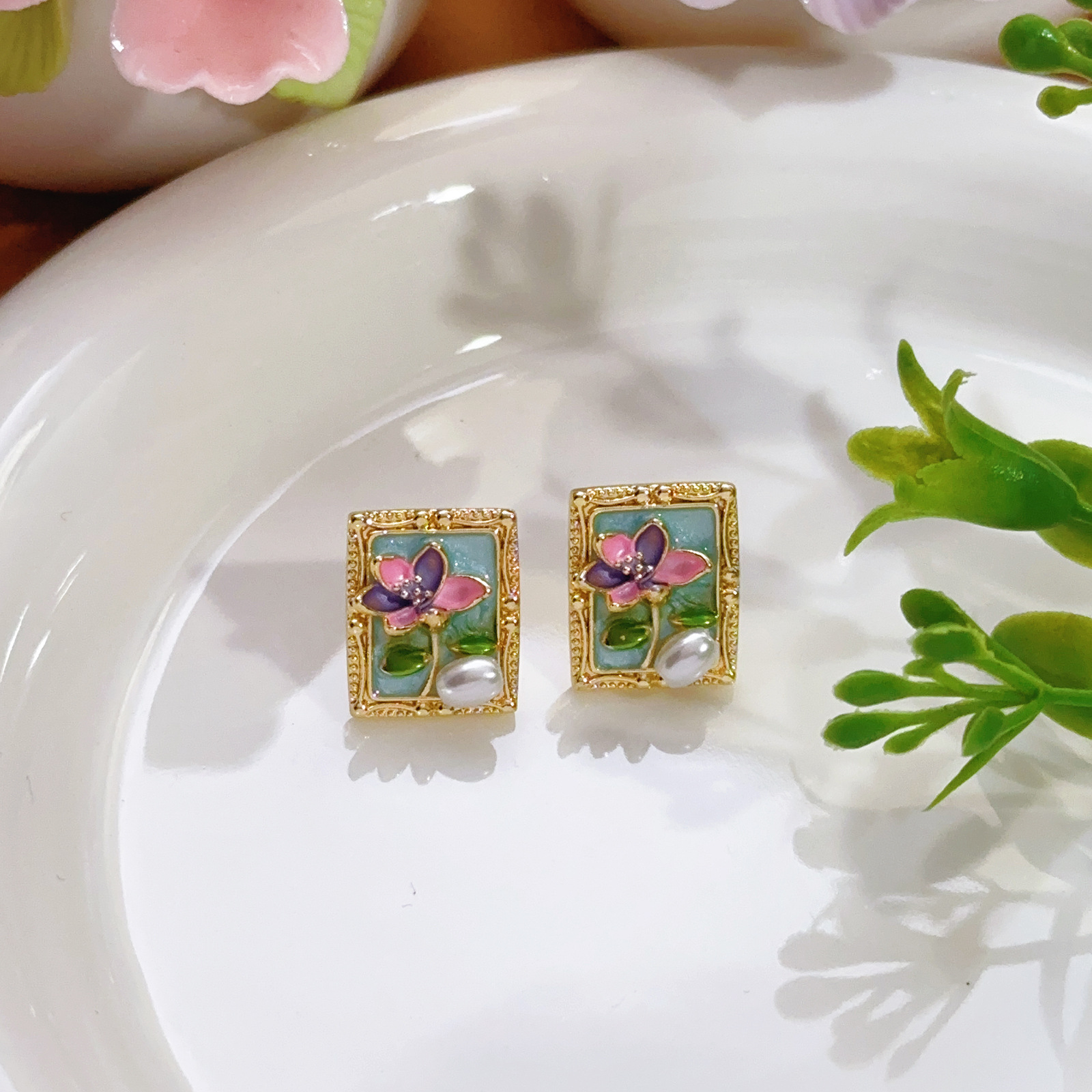 Pendientes de perlas Zhuji, temperamento blanco francés, pendientes antiguos, desplazamientos diarios, lujo ligero, joyería de orejas de alta gama al por mayor