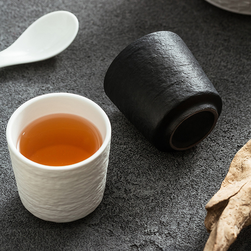 陶磁器はテーブルのお茶の杯の朝のお茶の食器を並べます。|undefined