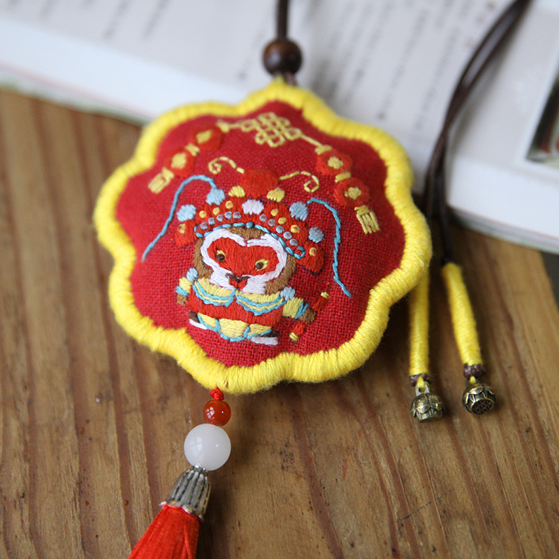 Año Nuevo bordado DIY material hecho a mano paquete xingshi bolsita principiante 12 Zodiaco adornos de coche Lotus bolsa bolsita