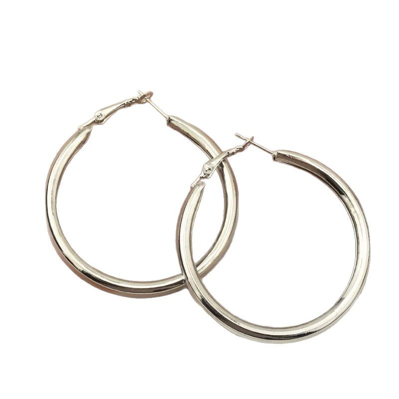 Estilo europeo y americano de metal frío aretes de anillo de estilo femenino lujoso ligero nicho estilo único pernos de orejas exagerados de personalidad