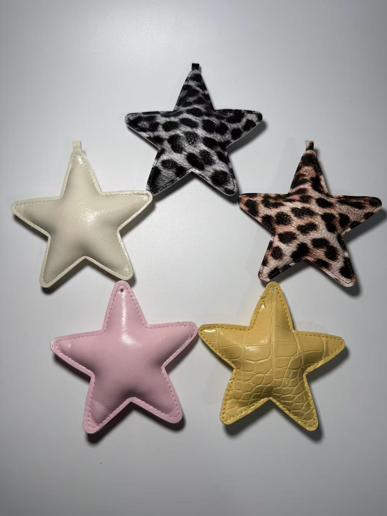 Nuevo color pu relleno de algodón bolsos colgantes diy accesorios estrellas exquisitas estrellas llaveros colgantes de cuero estrellas