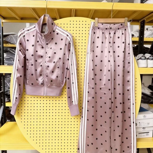 In stock: Amazon polka-dot, three-stripe, retro casual athletic wide-leg pants, fashionable and versatile In stock: Amazon polka-dot, three-stripe, retro casual athletic wide-leg pants, fashionable and versatile