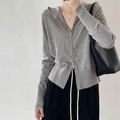 ダブルファスナーの帽子付きニットの女性カーディガンの春の服2025年の新型の中に、フード付きの灰色のパーカーがあります。