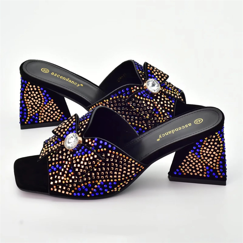 Vintage strasszokkal díszített női magassarkú cipő hozzáillő clutch stílusú vacsorához való öltönnyel_voghion.com