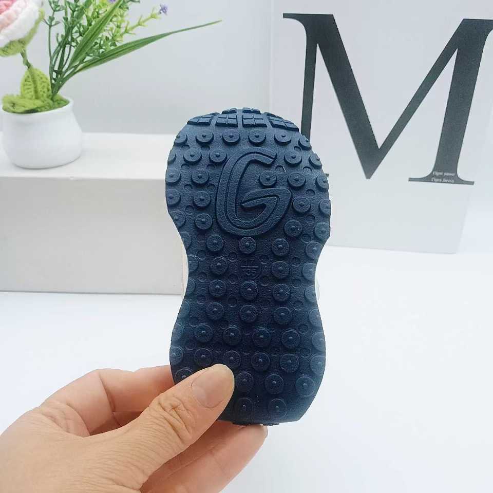 Zapatos infantiles de algodón de vello para niños y zapatos deportivos de invierno 2025 zapatos de algodón calientes para bebés