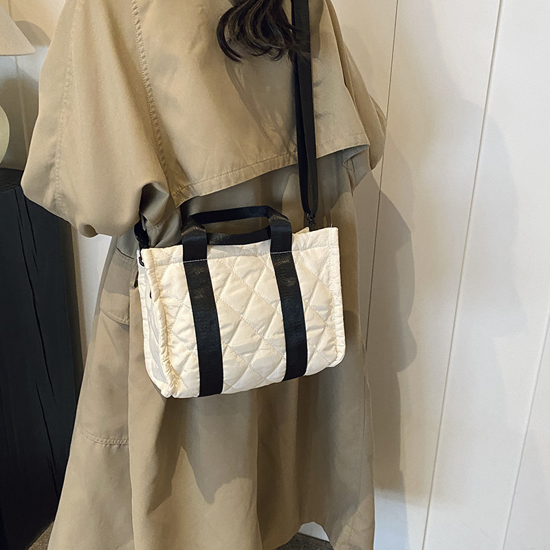 Otoño y invierno coreanos nuevos bolsos de algodón bordados universales 2024 textura pequeña fragancia de viento contra el color de diamante bolso de hombro portátil