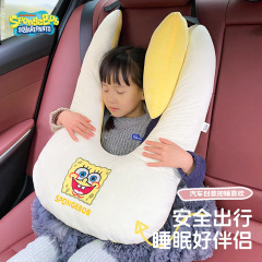 スポンジの赤ちゃんの車は枕を抱いて子供の車に寝ます。
