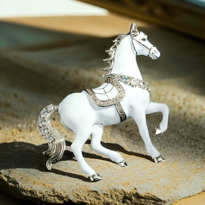 New Chinese-Style Enamel Red and White Horse Brooch, a Perfect Gift for Success, Zinc Alloy Brooch with Rhinestones