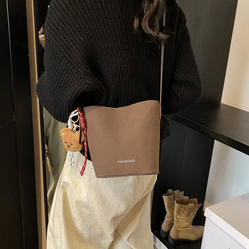 Bolsa de mano de seda retro esmerizada de alta calidad para mujeres 2025, nuevo bolso de balde de primavera simple y versátil.