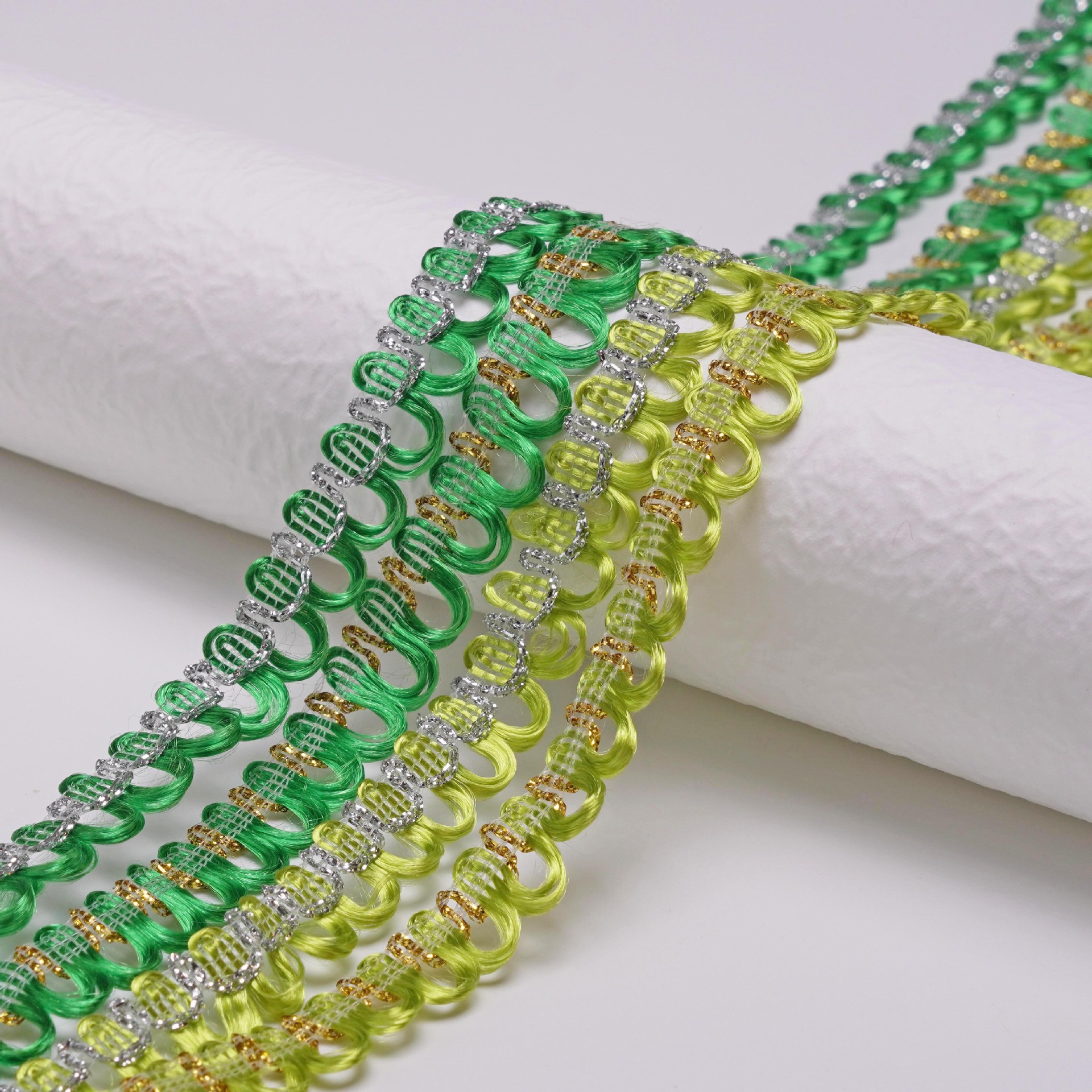 Suministro de stock directo de fábrica de 1cm de color dorado y plateado borde ondulado encaje ropa accesorios