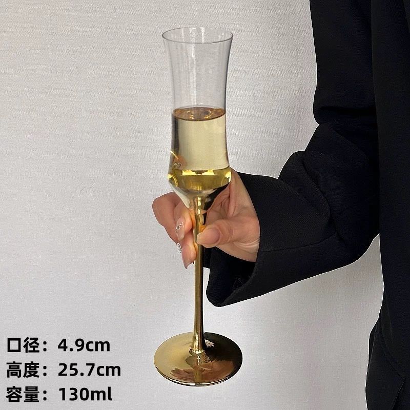 Taza de champán dorado