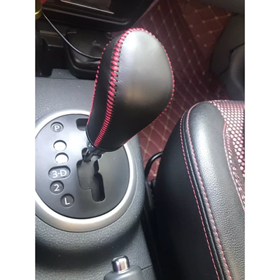 Special leather gear shift Sürətlər qutusu və əl tormozu başlıqları - black-leather-with-red-stitching-protective-case