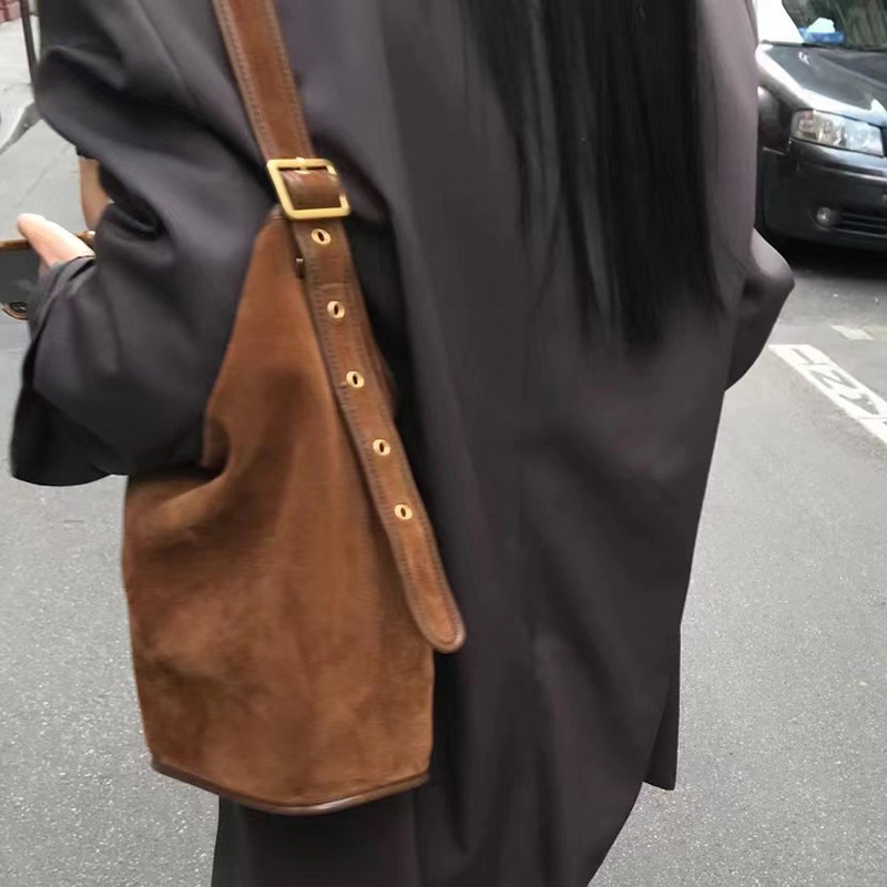 Boucle de ceinture décontractée en daim givré de l'influenceur Instagram, sac à main à bandoulière simple, sac seau, nouveauté 2024_voghion.com