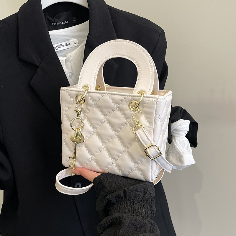 Bolso bolso de mujer con textura de diamante bordado versión coreana de 2025 primavera y verano nicho ins bolso de mensajero de un solo hombro de alto valor