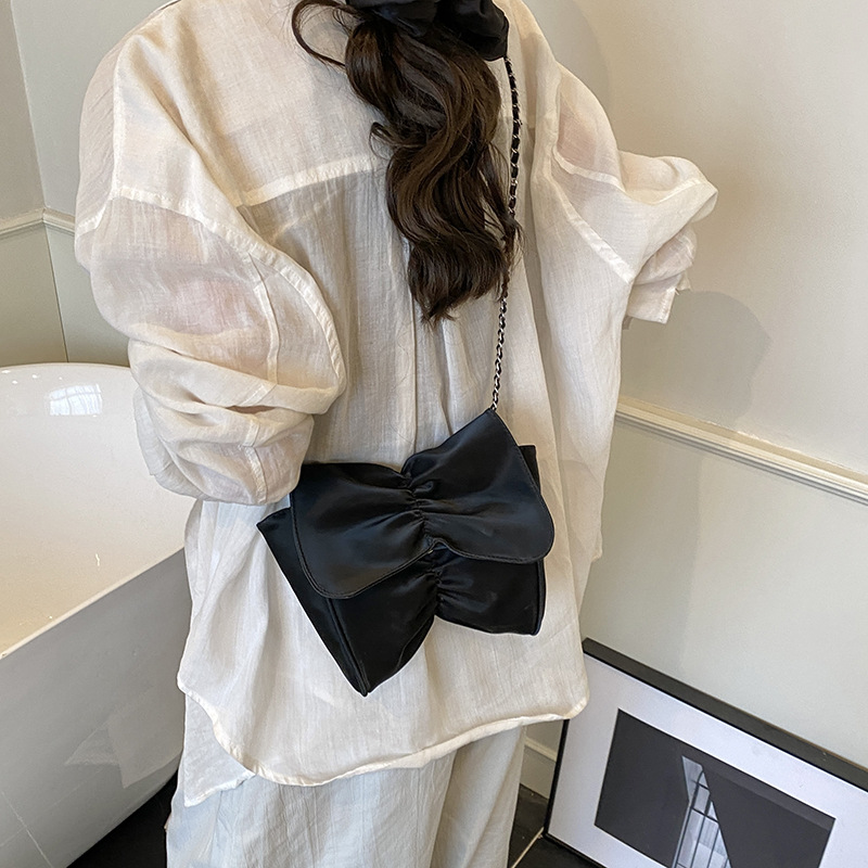 Bolso de cadena de diseño de nicho 2025 verano nuevo bolso femenino textura esmerilada bolso de hombro estilo occidental pliegue bolso de mensajero marea