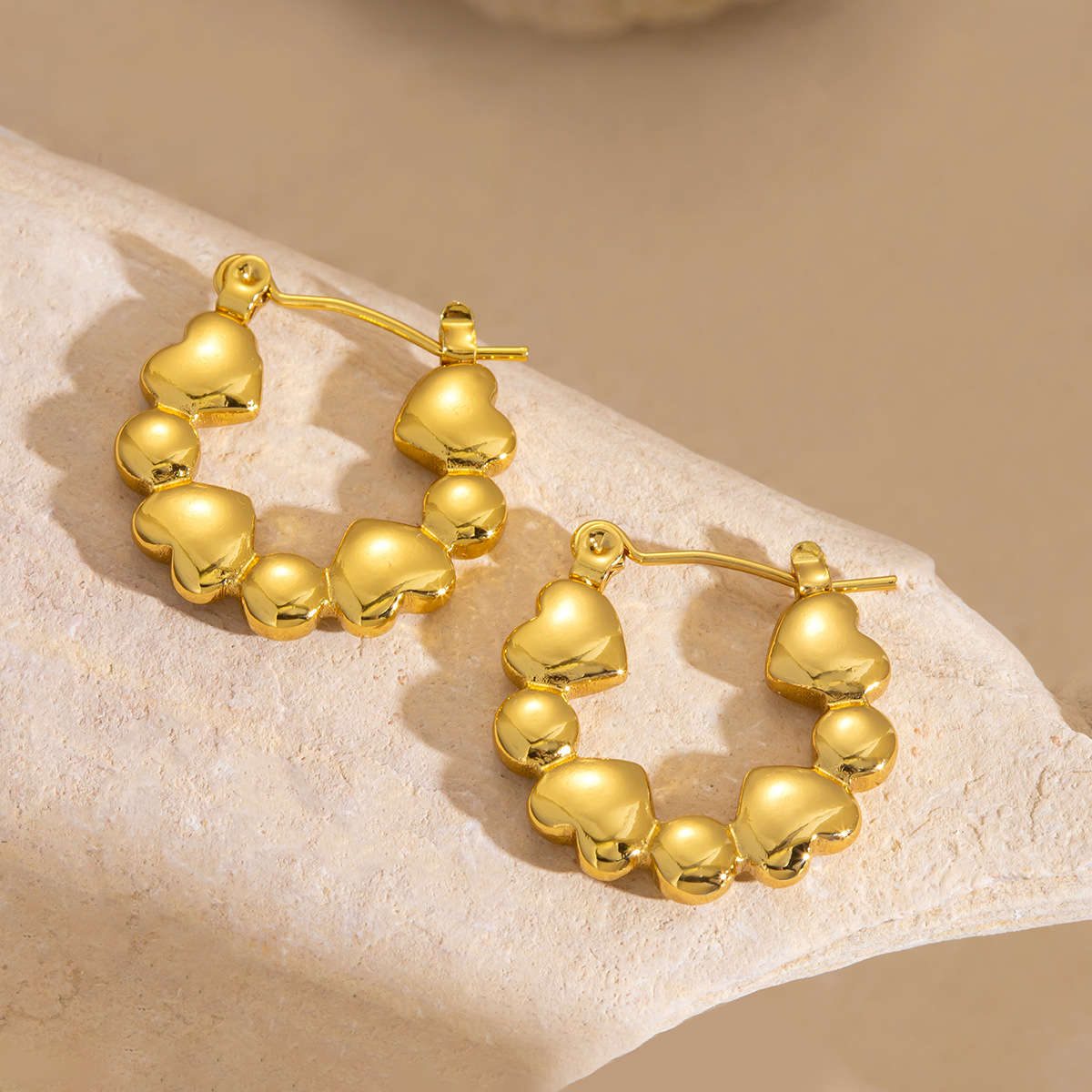 Pendientes de acero de titanio irregulares de diseño de nicho de INS europeo y americano Pendientes de amor simple temperamento de flor todo fósforo mujer