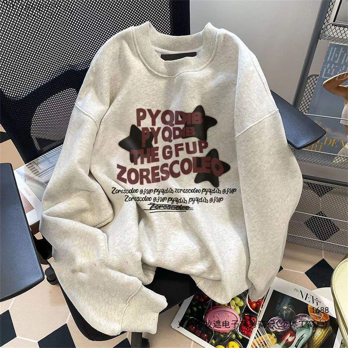Autumn and winter collection: trendy retro star and letter print sweatshirts for men and women, new round-neck, fleece-lined long-sleeve tops