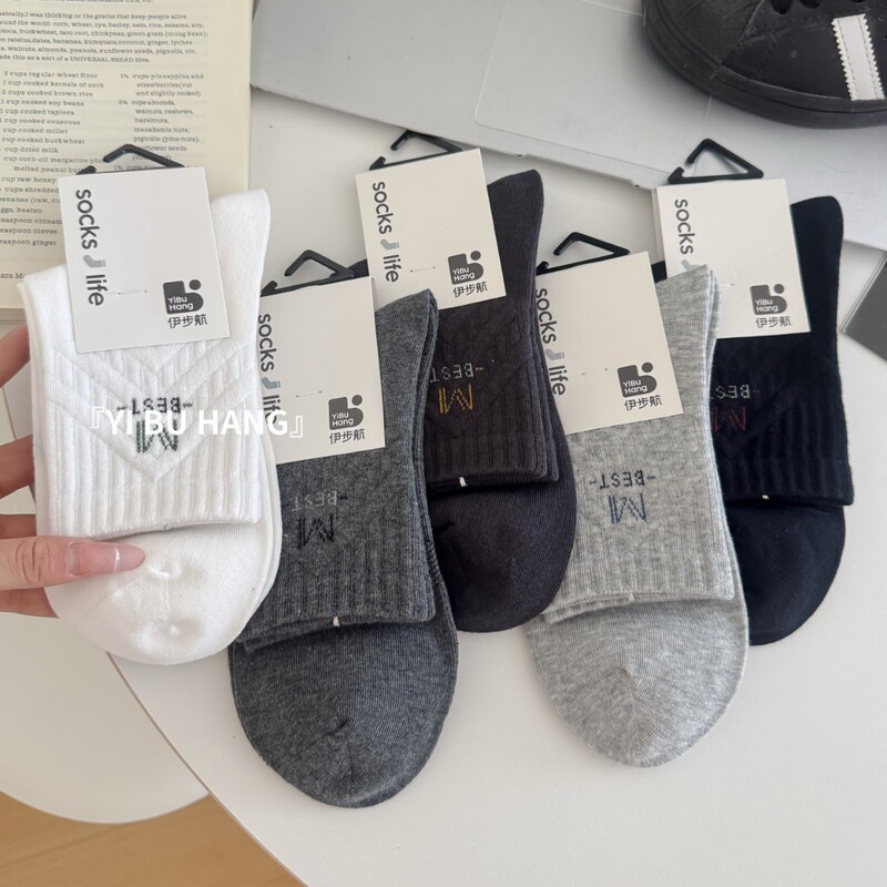 Yibuhan men's autumn and winter thick sports socks, mid-tube cotton socks, seamless stitching, sweat-absorbing, stylish jacquard design for youth Yibuhan men's autumn and winter thick sports socks, mid-tube cotton socks, seamless stitching, sweat-absorbing, stylish jacquard design for youth