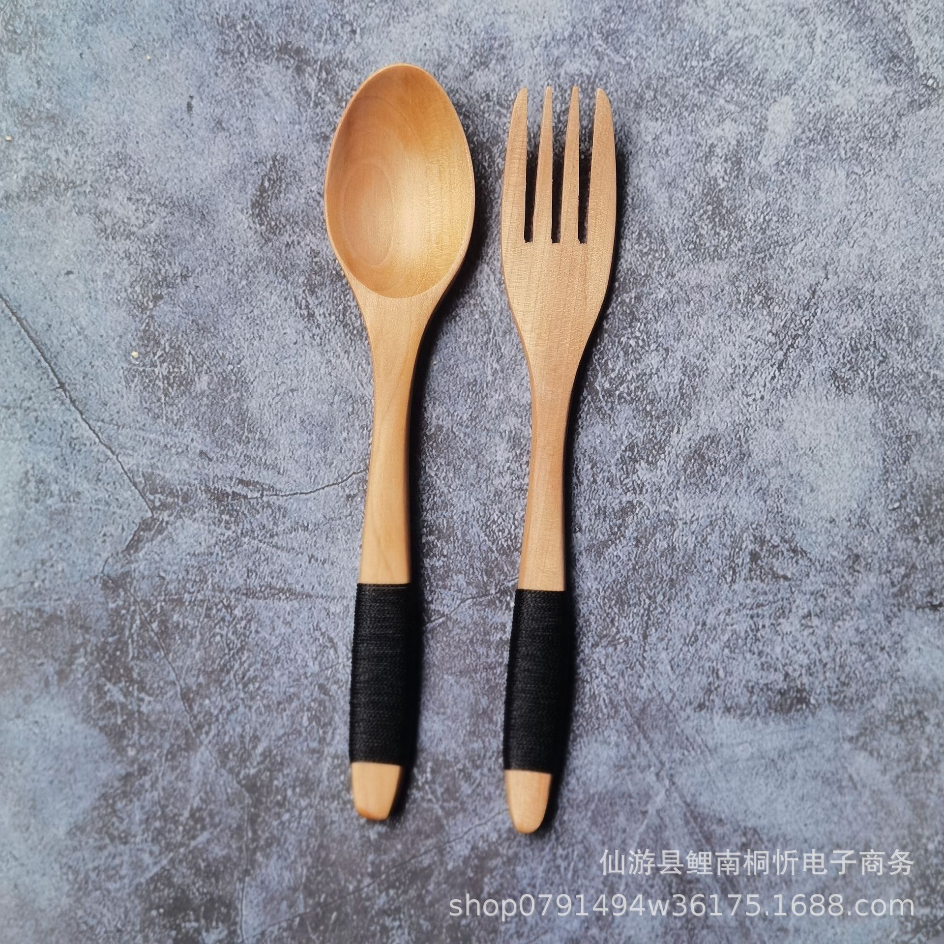 헤무 물결 모양의 손잡이 스푼과 포크 블랙 라인