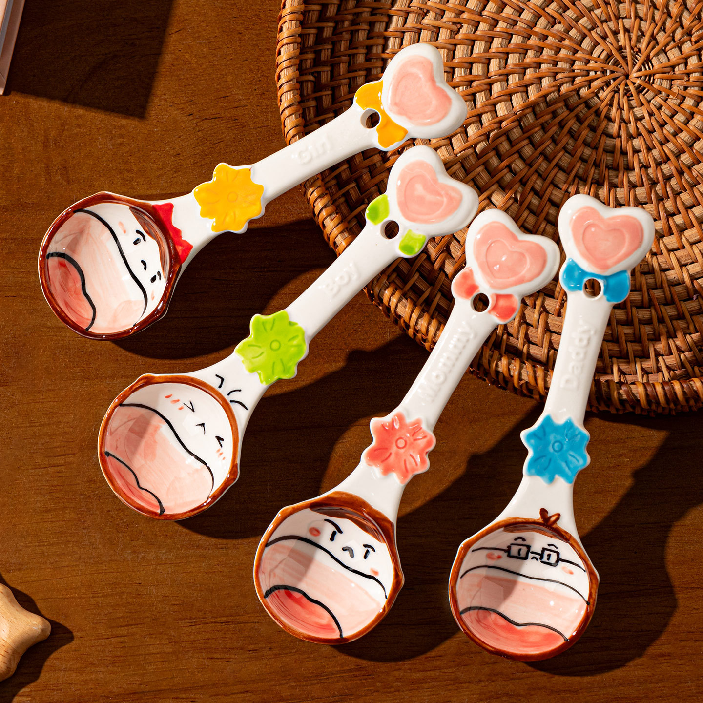 Cucharas de cerámica de cuatro cucharas esmaltadas de color especiales para niños con forma encantadora cucharas de cerámica de cuatro cucharas