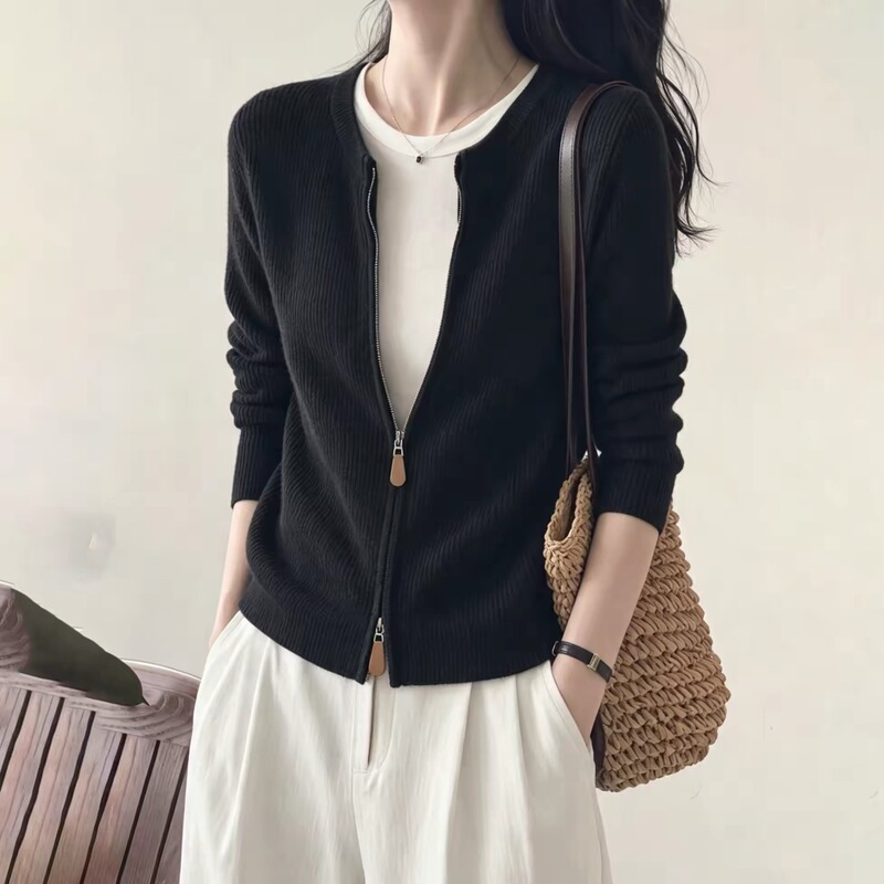 Black vertical striped double-zipper round-neck knitted cardigan, women's autumn/winter new style, slim-fit, versatile long-sleeve sweater jacket for layering Black vertical striped double-zipper round-neck knitted cardigan, women's autumn/winter new style, slim-fit, versatile long-sleeve sweater jacket for layering