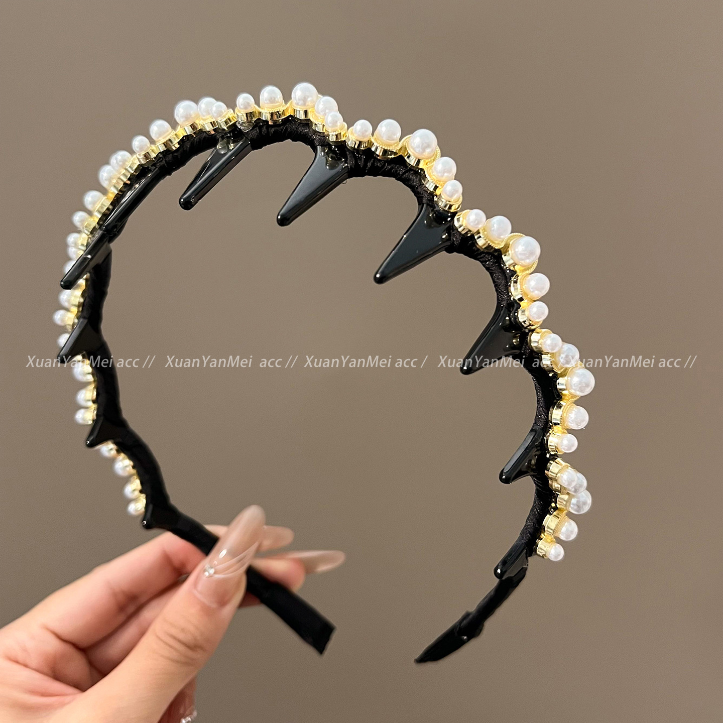 Golden large and small pearl waves