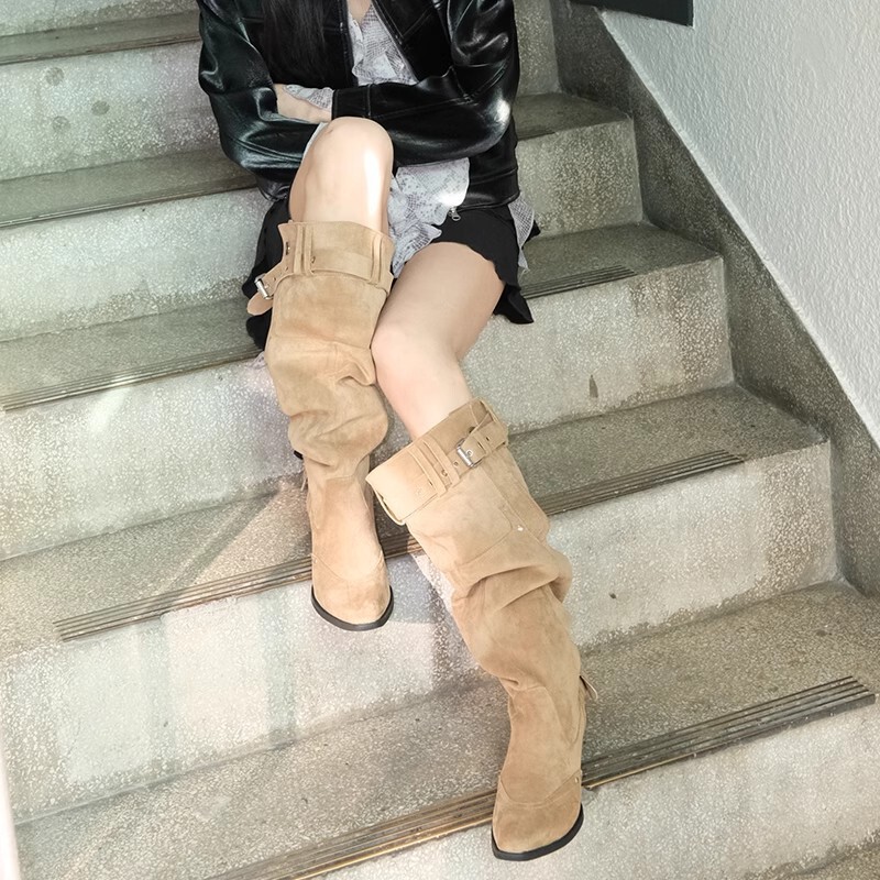 现货秒发！不过膝长靴女卡其色绒面尖头靴子女粗跟显瘦褶皱堆堆靴|undefined