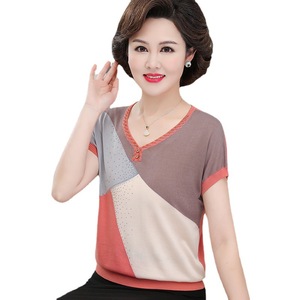 2025夏季新款時(shí)尚撞色V領(lǐng)T恤女士短袖媽媽裝中老年女裝上衣薄款圖片