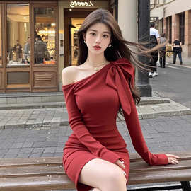 TZ6188法式红色蝴蝶结斜肩长袖连衣裙女纯欲气质收腰显瘦包臀短裙