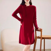 2024年秋冬新款羊毛连衣裙柔软显瘦羊绒针织中长款女裙侧盘口设计