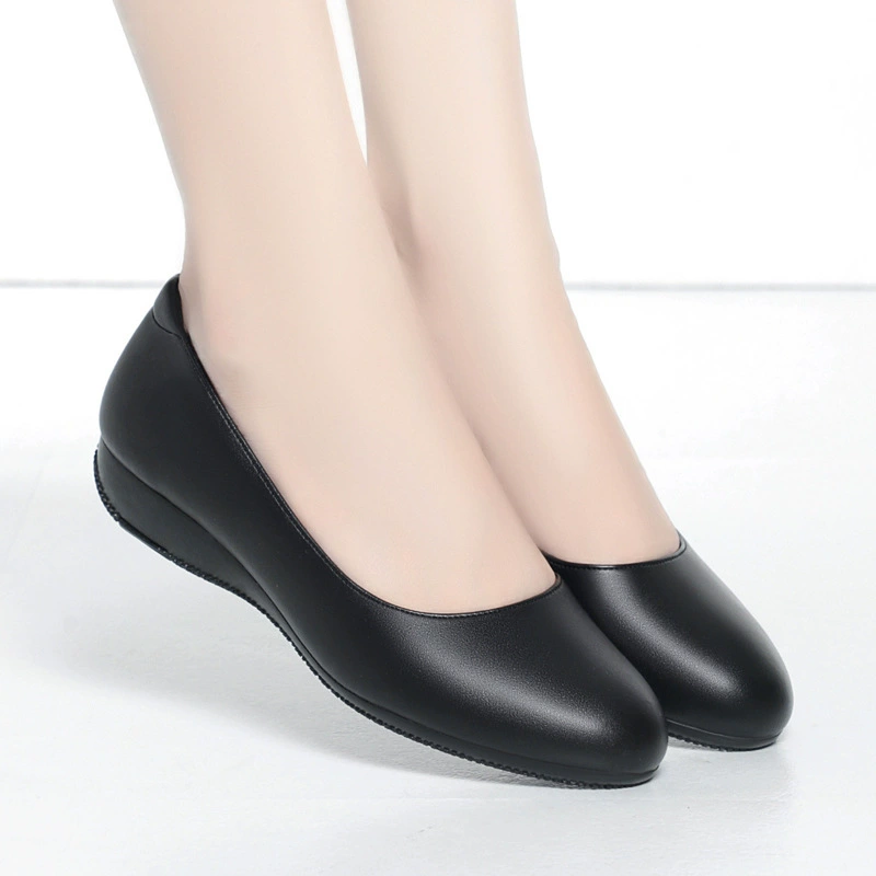 Новые летние женские однослойные туфли, универсальные удобные рабочие туфли на плоской подошве черного цвета с глубоким вырезом и круглым носком, кожаная обувь для мам среднего возраста