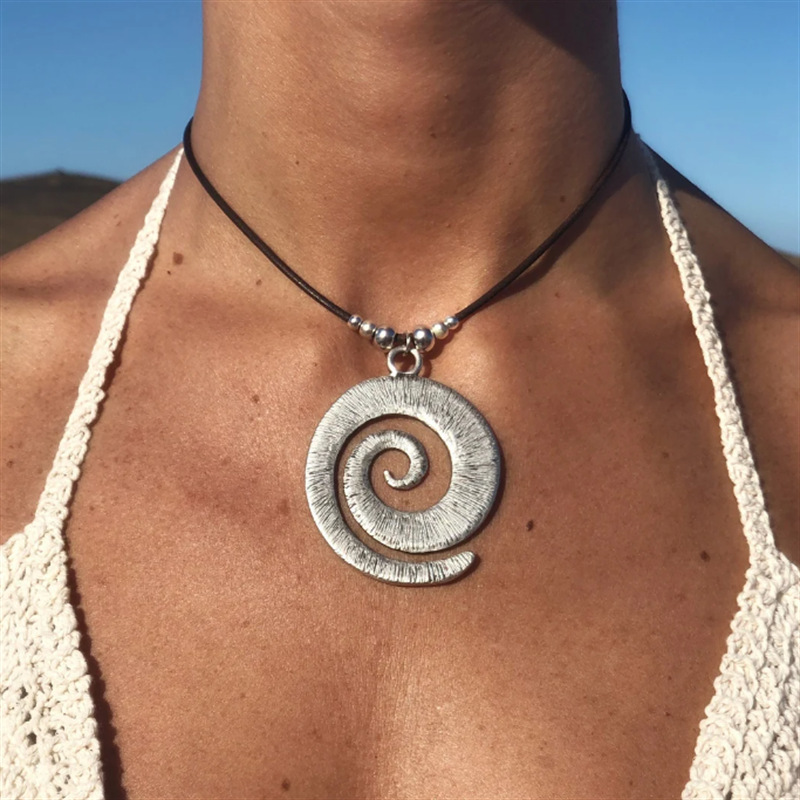 18g Weight Pendant Necklace Classification 1 Piece Quantity Retro Round Alloy Patchwork Women's Pendant Necklace