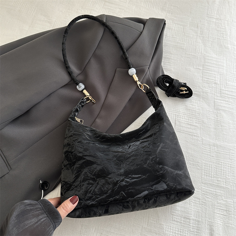 2024 nueva bolsa de mujer de estilo extranjero, gran capacidad de ocio, este año, bolsas populares de hombro y brazo.